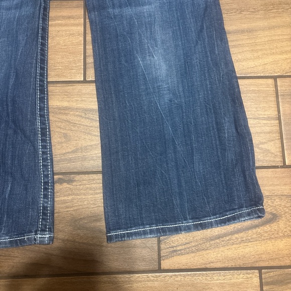 SOLD‼️‼️‼️‼️‼️ MISS ME Embellished Blue Jeans with Fleur-de-Lis Pockets - Picture 4 of 6